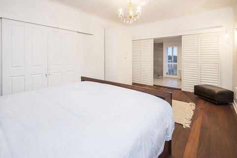 Buxton Thomas - Hotels Melbourne 5