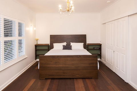 Buxton Thomas - Hotels Melbourne 9