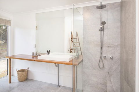 Buxton Thomas - Hotels Melbourne 10