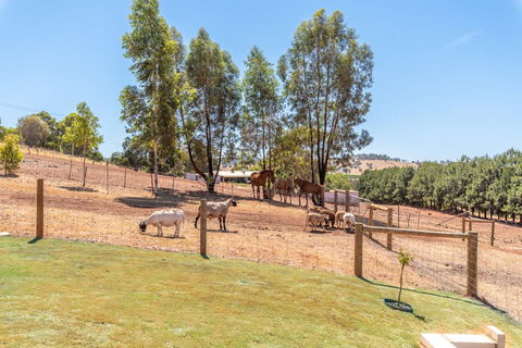 'Bindoon Valley Escape' Cottage - Hotels Melbourne 10