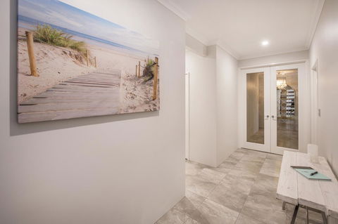 15 Cabot Close - Hotels Melbourne 3