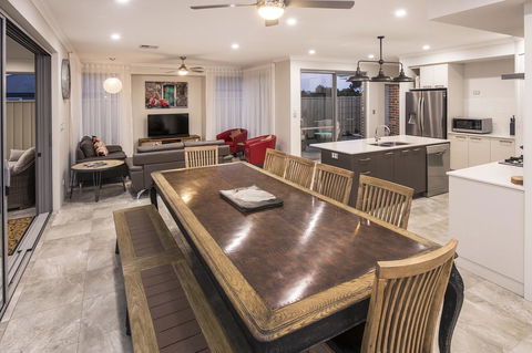 15 Cabot Close - Hotels Melbourne 15