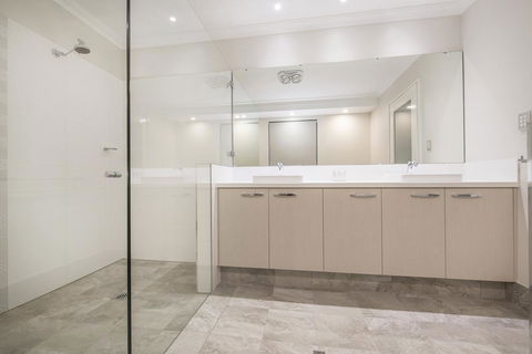 15 Cabot Close - Hotels Melbourne 6