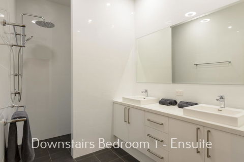 32 Corella Court - Hotels Melbourne 8