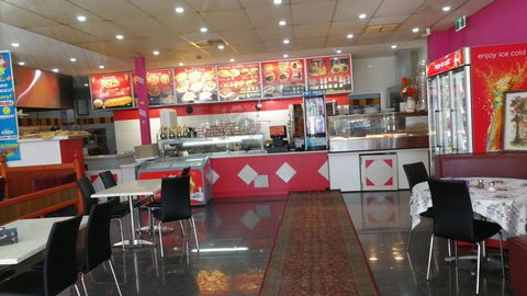 Near Train Station - Hotels Melbourne 11