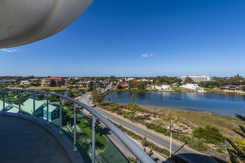 A 406 FANTASTIC OCEAN BEACH And MARINA VIEW APT - MANDURAH - Hotels Melbourne 11