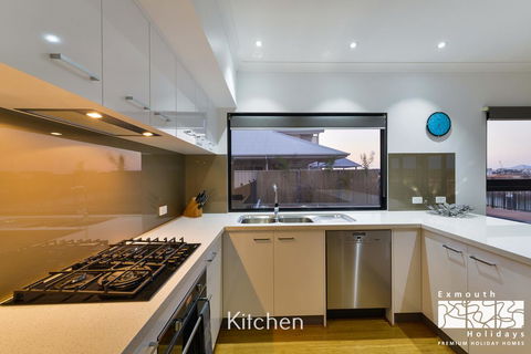 8 Kestrel Place - PRIVATE JETTY & POOL - Hotels Melbourne 5