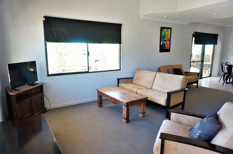 Ningaloo Breeze Villa 10 - 3 Bedroom Fully Self-Contained Disabled-Friendly Accommodation - Hotels Melbourne 2