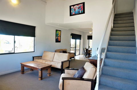 Ningaloo Breeze Villa 10 - 3 Bedroom Fully Self-Contained Disabled-Friendly Accommodation - Hotels Melbourne 1
