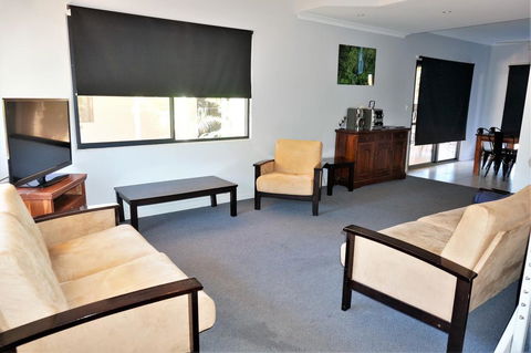 Ningaloo Breeze Villa 2 - 3 Bedroom Fully Self-Contained Holiday Accommodation - Hotels Melbourne 2