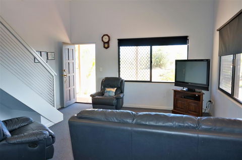 Ningaloo Breeze Villa 6 - 3 Bedroom Fully Self-Contained Holiday Accommodation - Hotels Melbourne 3
