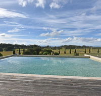 Noble Willow Homestead Lovedale. Super Spacious with views and pool - Hotels Melbourne