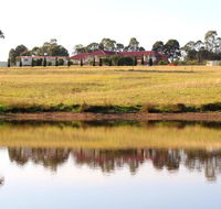 Noble Willow Studio Lovedale. Spacious with views and pool - Hotels Melbourne