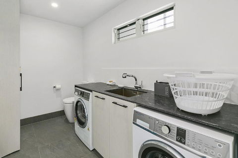 Ocean Views, Luxury Living In Noosa Heads - Unit 2/13 Angler Street - Hotels Melbourne 3