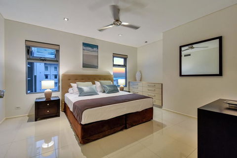 Oceana Darwin Central Oceanfront 3 Bedroom 2 Lounge Room Pool Gym Tennis Court Sleeps 9 - Hotels Melbourne 1