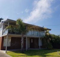 Portarlington beach shack 50 metres to the water - Hotels Melbourne