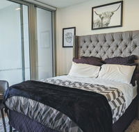 Presidential 3-bed 2-bath balcony with pool included - Hotels Melbourne