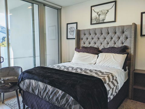 Presidential 3-bed 2-bath, Balcony, With Pool Included - Hotels Melbourne 0