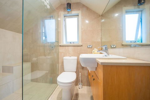 Quiet Private Studio In Strathfield With Kitchenette And Private Bathroom 3min To Station Sleeps 6 - Hotels Melbourne 2