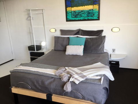 Ramada Resort Studio Split Queen Electric Adjustable Bed - Hotels Melbourne 1