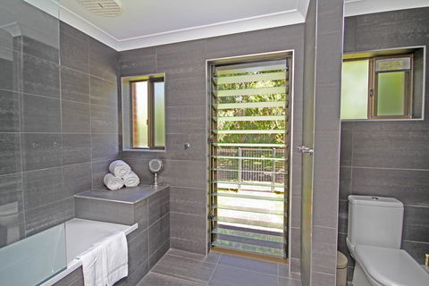 Red Door Beach House - Marcoola Beach - PET FRIENDLY, FOXTEL, WIFI, 500 BOND, Linen Supplied - Hotels Melbourne 3