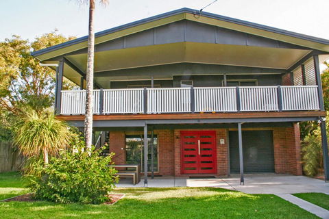 Red Door Beach House - Marcoola Beach - PET FRIENDLY, FOXTEL, WIFI, 500 BOND, Linen Supplied - Hotels Melbourne 0
