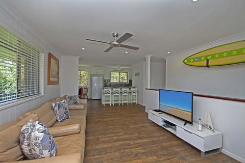 Red Door Beach House - Marcoola Beach - PET FRIENDLY, FOXTEL, WIFI, 500 BOND, Linen Supplied - Hotels Melbourne 2