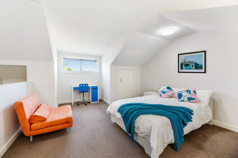 Relax In A Spacious & Modern Townhouse In Asquith - Hotels Melbourne 3