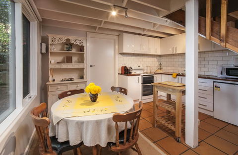 Santosa Cottage Sassafras - Hotels Melbourne 1