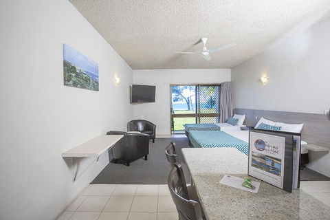 Sarina Beach Motel - Hotels Melbourne 3