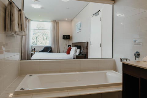 Sfera's Park Suites & Convention Centre - Hotels Melbourne 1