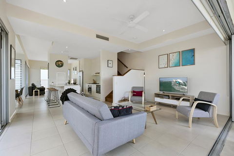 Silver, Sunrise Beach - Hotels Melbourne 2