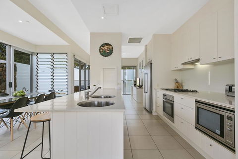 Silver, Sunrise Beach - Hotels Melbourne 3