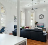 Spacious 2-bed 2-bath Home with Parking and Balcony - Hotels Melbourne