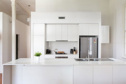Spacious 2-bed, 2-bath Home With Parking And Balcony - Hotels Melbourne 3