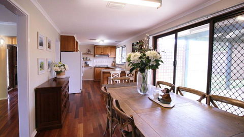 Spacious And Cozy Home Next To Glen Waverley - Hotels Melbourne 1