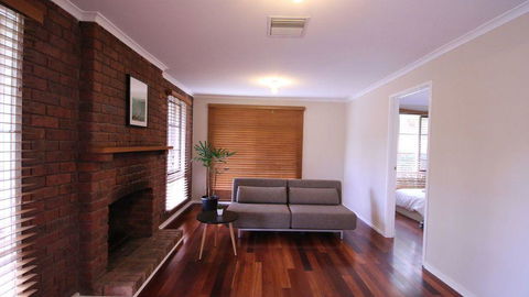 Spacious And Cozy Home Next To Glen Waverley - Hotels Melbourne 2