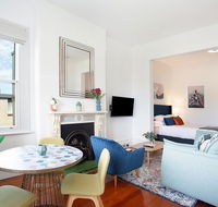 Spacious Studio With Balcony in Inner-City Glebe - Hotels Melbourne