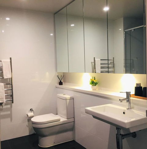 Stylish 2BR With Stunning Views - Sydney Olympic Park - Hotels Melbourne 3