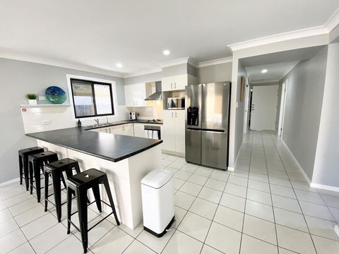 STYLISH RESIDENCE, LARGE PRIVATE YARD - CLOSE TO DREAMWORLD - Hotels Melbourne 3