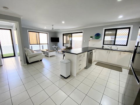 STYLISH RESIDENCE, LARGE PRIVATE YARD - CLOSE TO DREAMWORLD - Hotels Melbourne 2