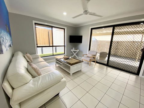 STYLISH RESIDENCE, LARGE PRIVATE YARD - CLOSE TO DREAMWORLD - Hotels Melbourne 1