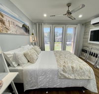 STYLISH UNIT - CLOSE TO DREAMWORLD - Hotels Melbourne