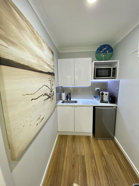 STYLISH UNIT - CLOSE TO DREAMWORLD - Hotels Melbourne 3