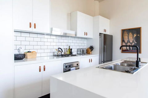 Stylish Warehouse Conversion In The Heart Of Fitzroy - Hotels Melbourne 3