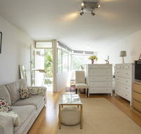 Sunlit studio in the trees walk to the beach - Hotels Melbourne