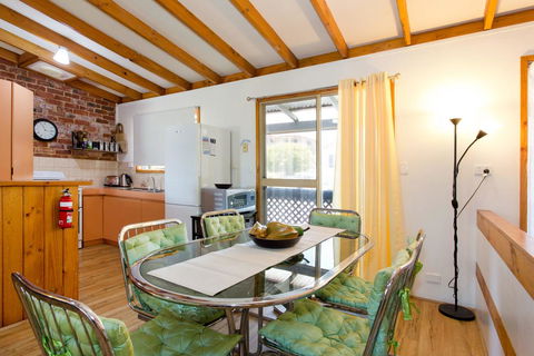 Surf And Sunsets, Beach Holiday Home Mandurah - Hotels Melbourne 2