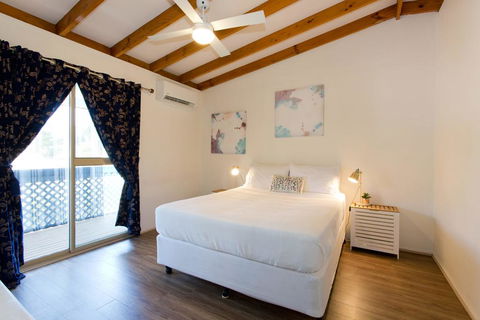 Surf And Sunsets, Beach Holiday Home Mandurah - Hotels Melbourne 3