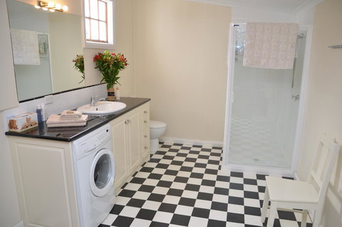 Buttons Cottage For Canyon & Rain Forest Walks With In House Dining - Hotels Melbourne 23