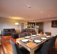 Sunny 3 Bedroom Apartment in Sandy Bay - Hotels Melbourne